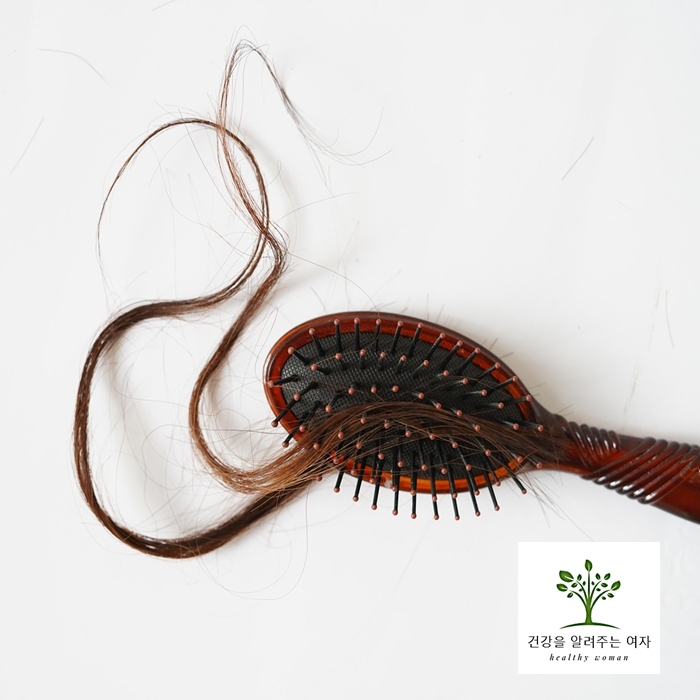 탈모로 빗에 빠진 머리카락