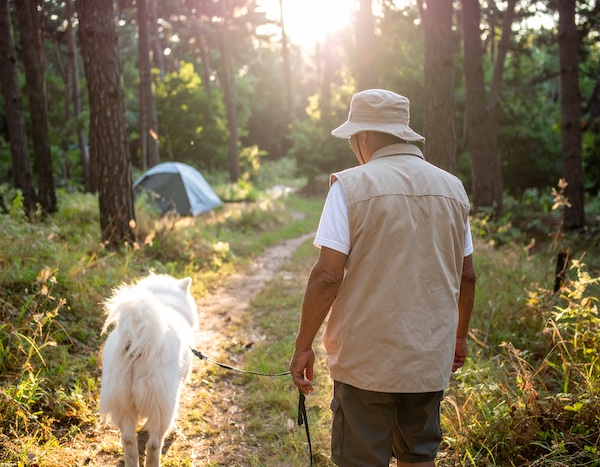검마산자연휴양림에서 반려견과 산책하는 모습