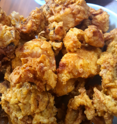 노란색 맛있어 보이는 옛낫통닭