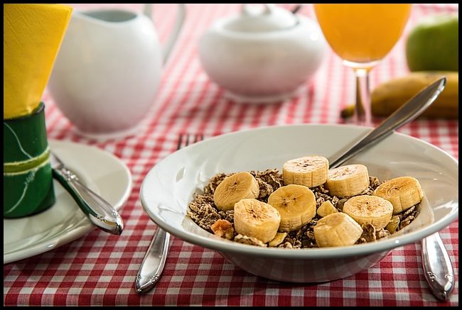 바나나-견과규로-구성된-건강식-사진