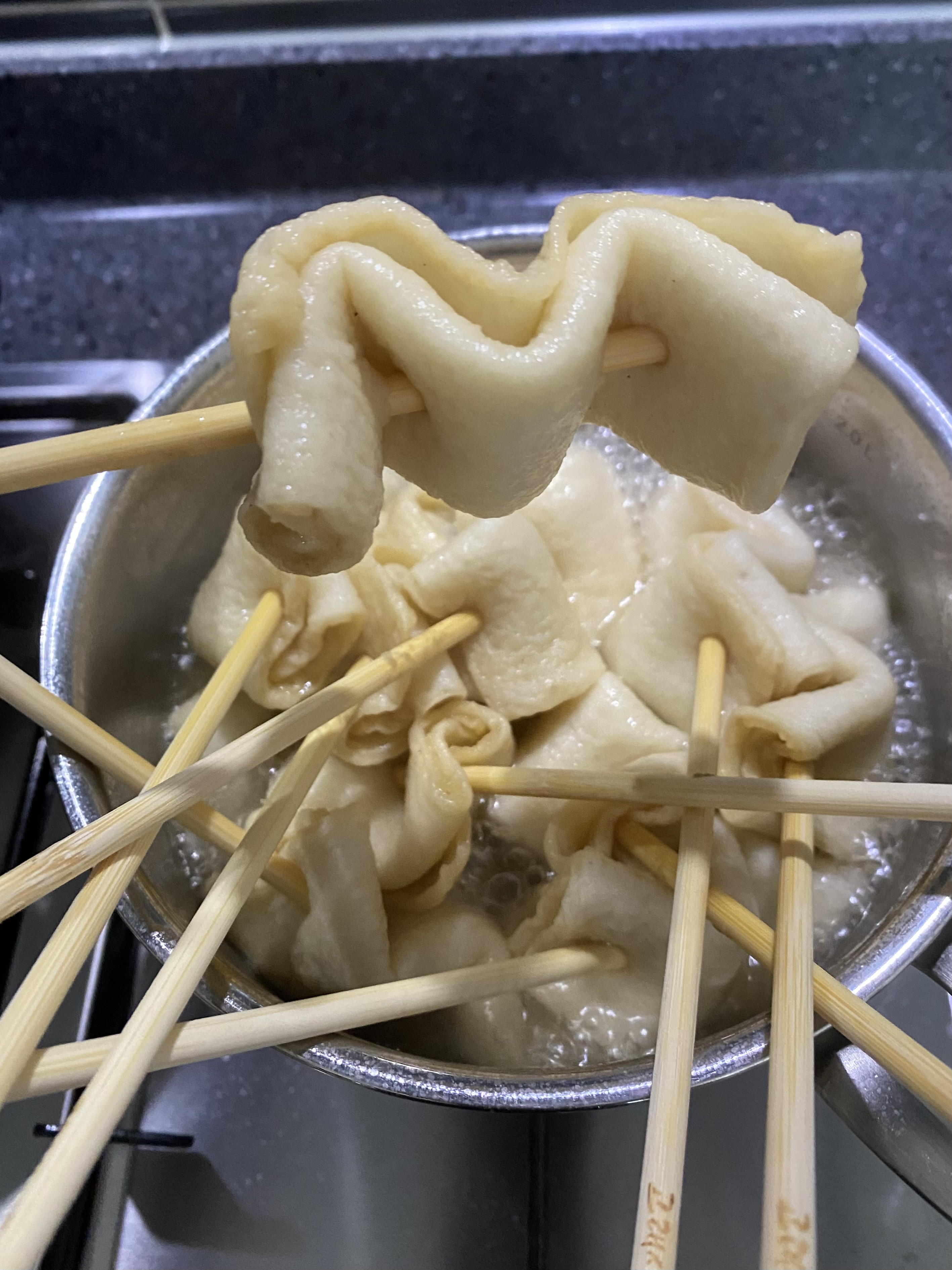 뽀글뽀글 끓여서 완성된 모습 꼬지 한개 보세요.