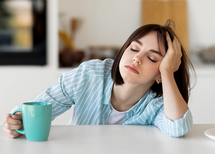 젊은 여성이 불면증으로 인해 낮시간에 졸고 있는 이미지