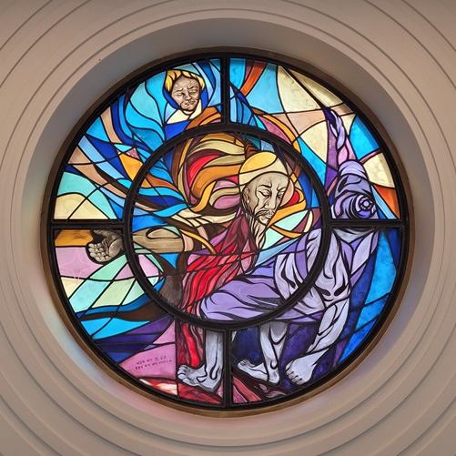 대구 관덕정 순교성지 안에 있는 스테인드글라스 사진입니다. 대구대교구를 대표하는 순교자 중 한 분이신 이윤일 요한 성인의 순교 장면과 영혼의 부활을 그려낸 유리화 작품입니다.