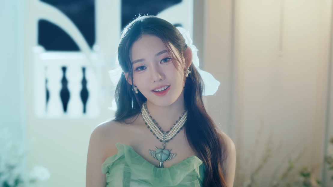 BABYMONSTER 'Stuck In The Middle' MV 장면