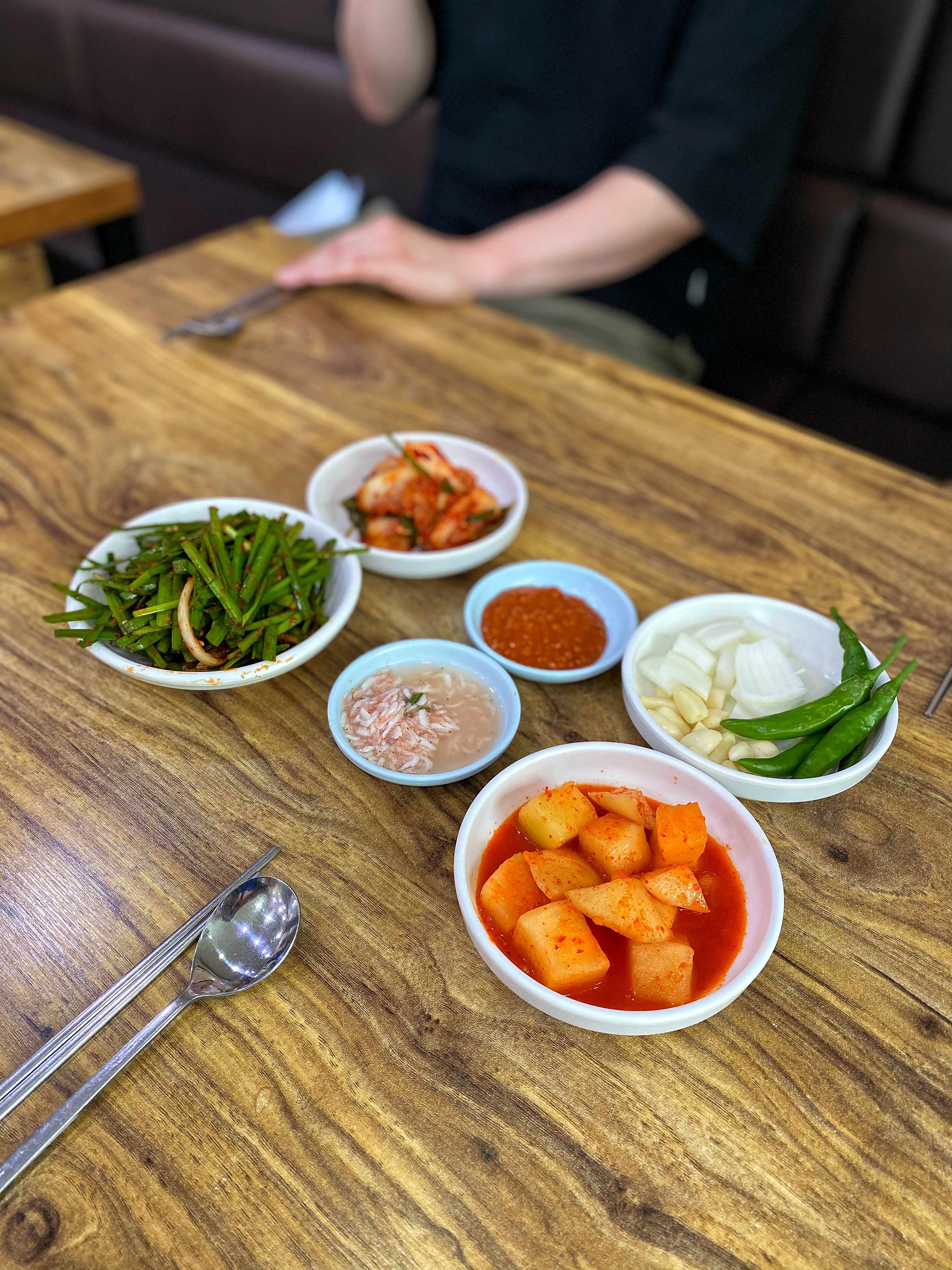 부추겉절이, 생김치, 잘 익은 깍두기, 고추 양파 마늘 등 여느 돼지국밥집스러운 곁들임이지만, 마늘의 밑둥을 제거하는 등의 식자재 손질이 돋보인다.