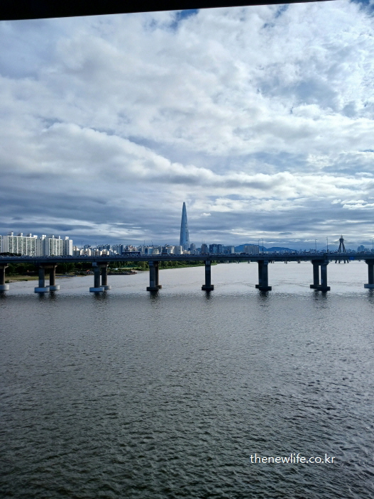 광진교 남쪽 방향 – 천호대교 너머로 이어지는 한강 다리와 롯데타워 전망