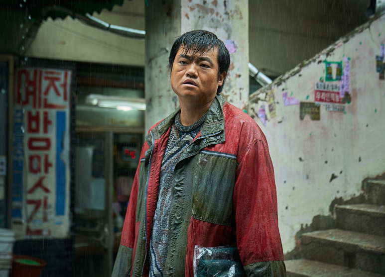 영화 계시록 연희를 바라보는 권양래