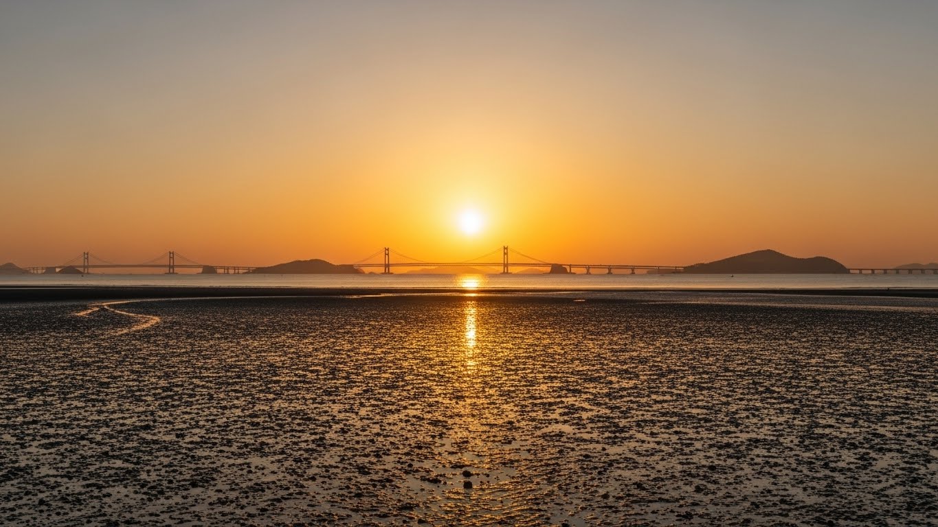 인천 정서진 또는 강화도 동막해변에서 영종대교와 함께 떠오르는 바다 일출 풍경