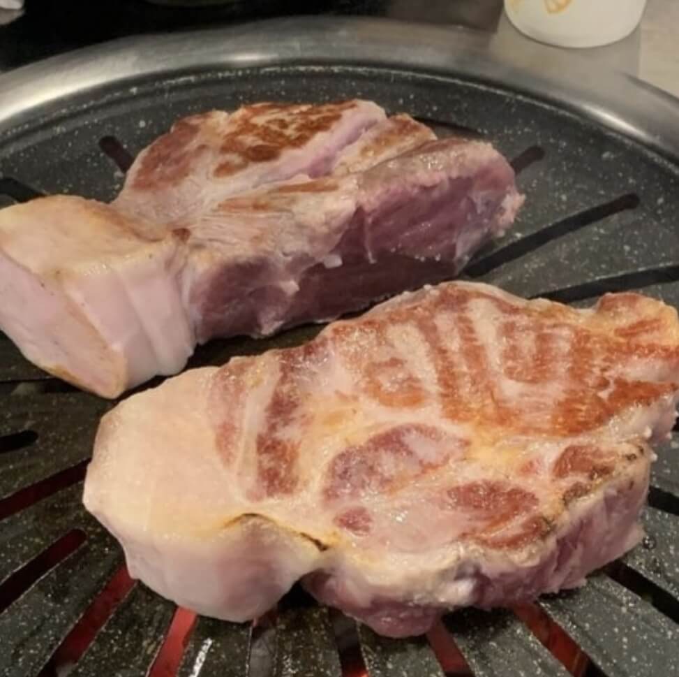 삼겹살을 불판위에 굽고 있다