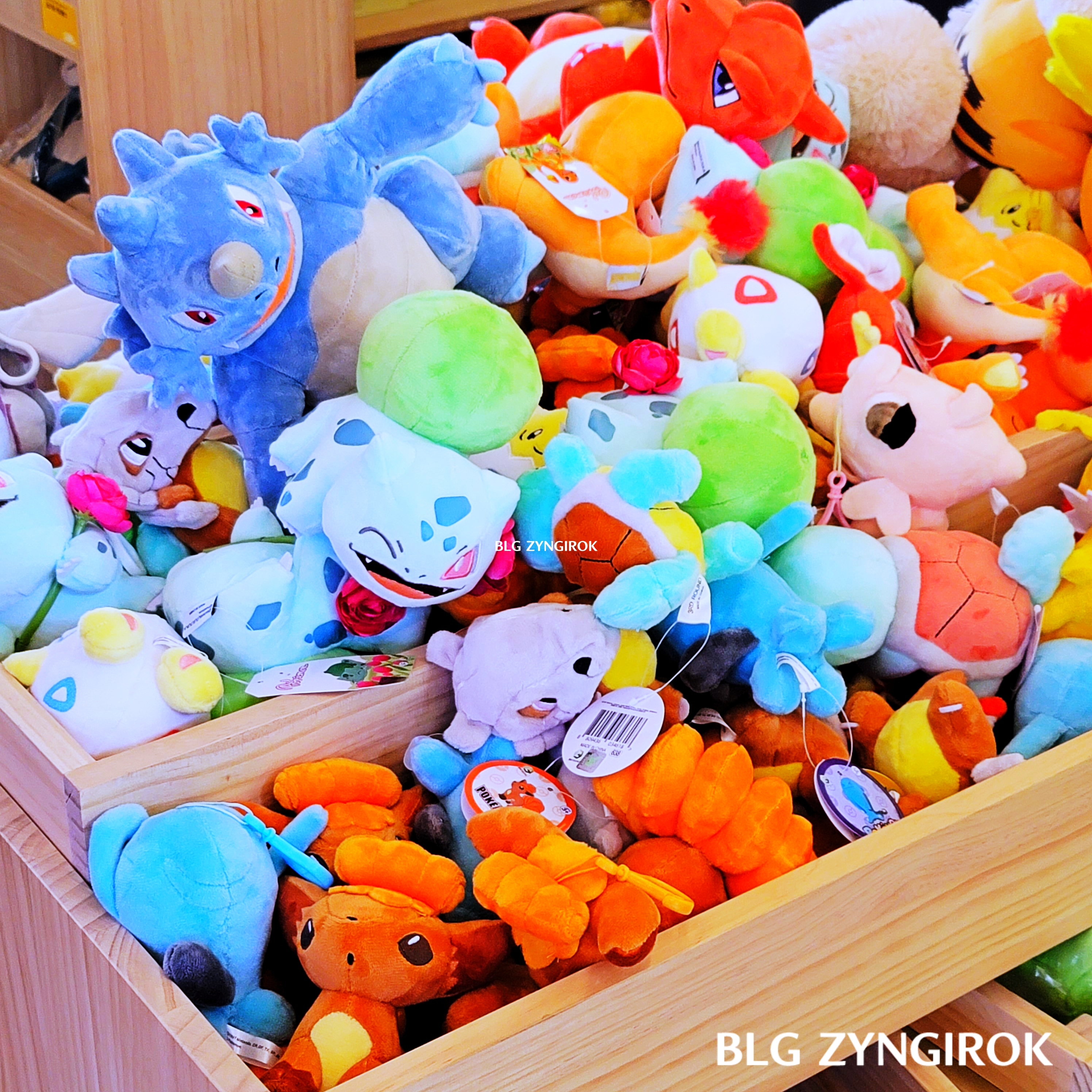 한남-베스킨라빈스-hive-포켓몬-인형들이-쌓여있다.