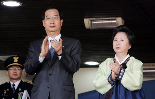 한덕수 부부 박수치는 모습