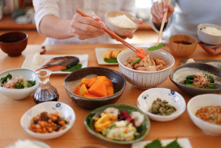 식사를 거르지 않고 규칙적으로 소량씩 나눠 먹는 것이 간에 부담을 줄인다.