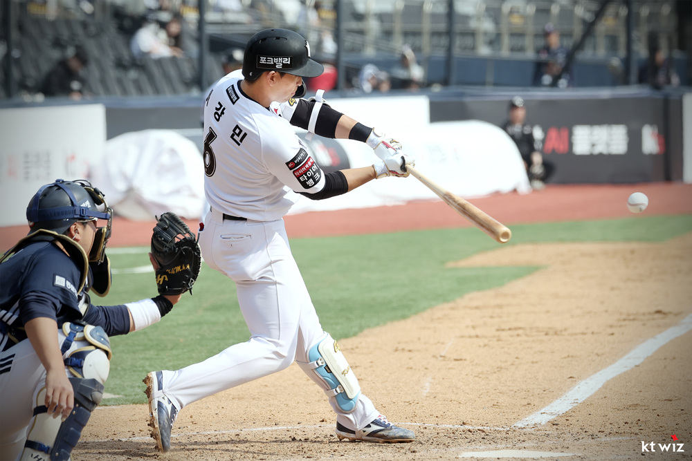 [2026 KBO 개막전 고졸 신인 이강민 오재원 3안타 대기록 및 유신고 출신 유망주 분석]