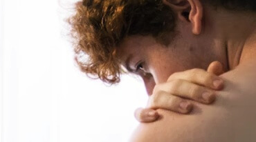 어깨-통증을-호소하는-사람