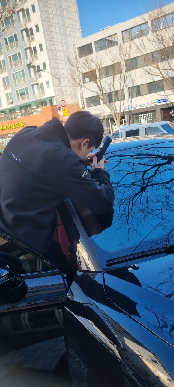 유리 복원 작업자 드릴링