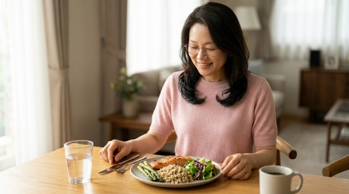 식탁에 앉아 균형 잡힌 단백질 식단을 앞에 두고 차분하게 식사를 즐기는 중년 여성의 모습