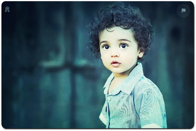 아동이 처다보는 사진