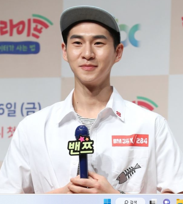 205만 유투버 벤쯔가 마이크를 들고 개인 계정 삭제를 발표에서 약속을 지킨다며 웃음을 짓고 있다.