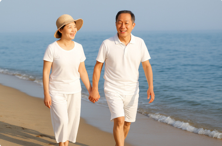 바닷가를 함께 걷는 중년 부부, 안정된 노후와 행복한 삶을 상징하는 장면