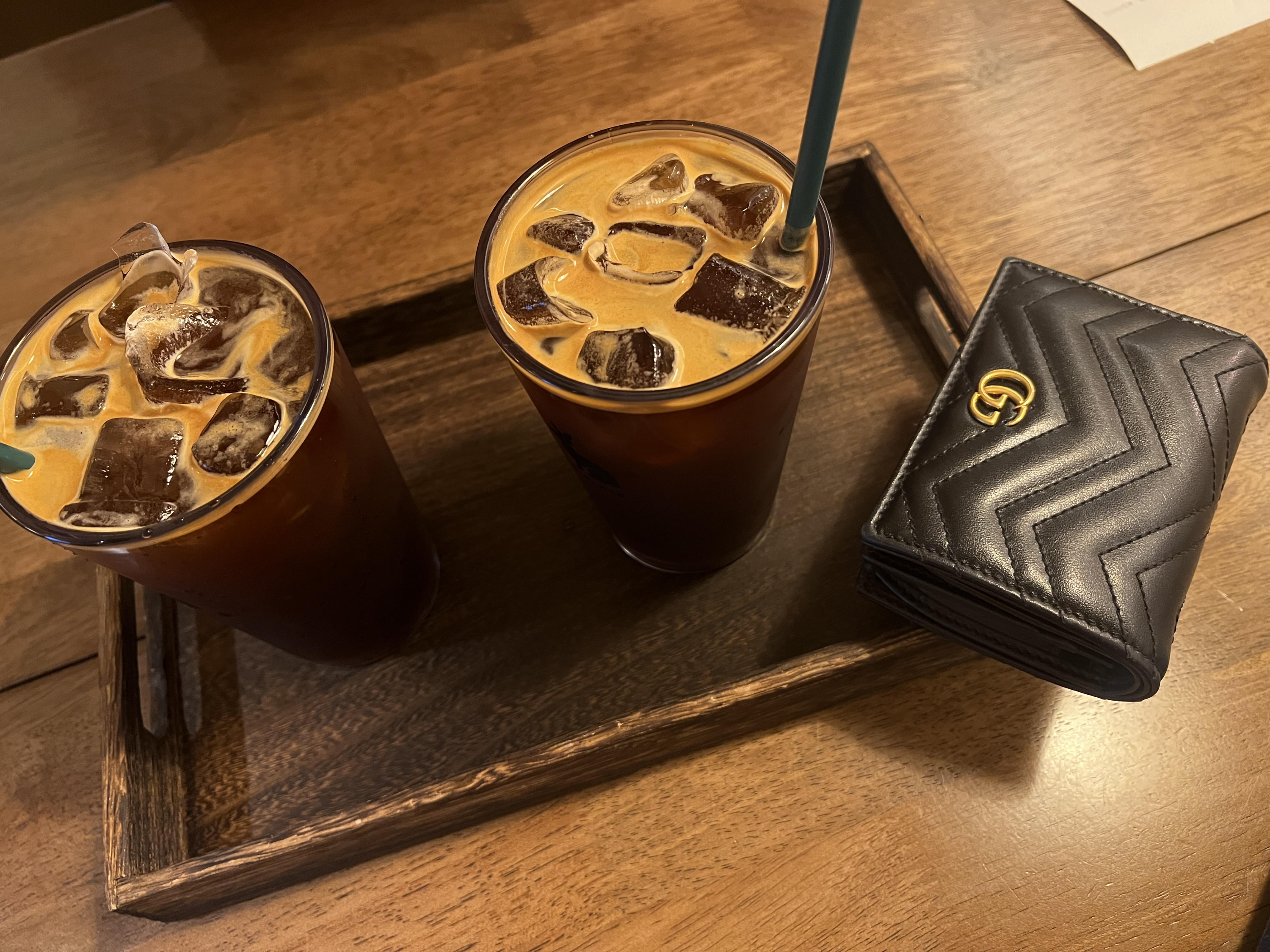 시원한 아메리카노와 고급스러운 식기류