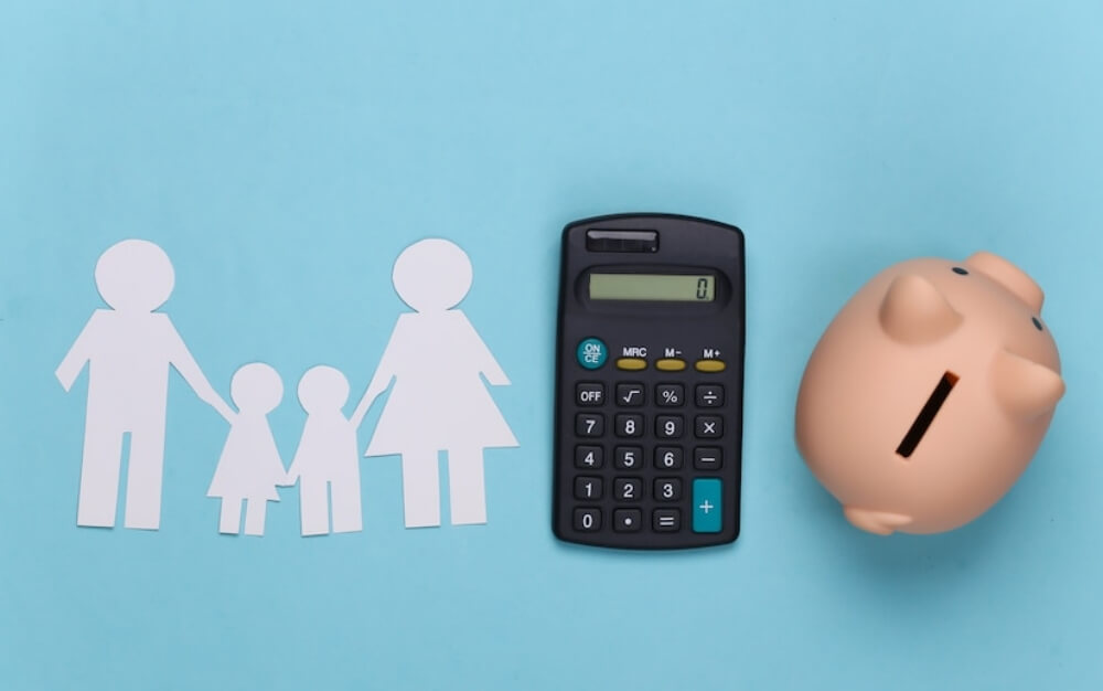 부모와 아이 종이인형, 계산기, 돼지저금통 이미지