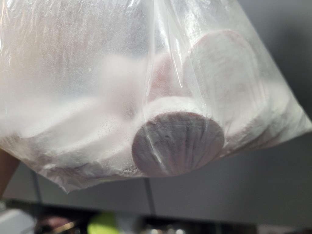 비닐봉지에 넣고 밀가루를 묻히는 소시지