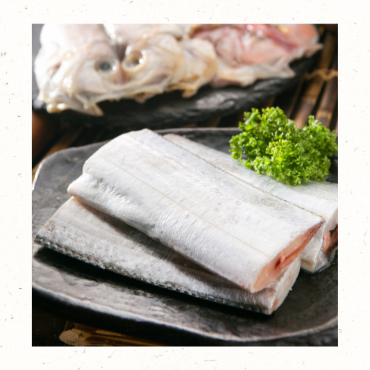 얇고 은빛 살결의 갈치 회