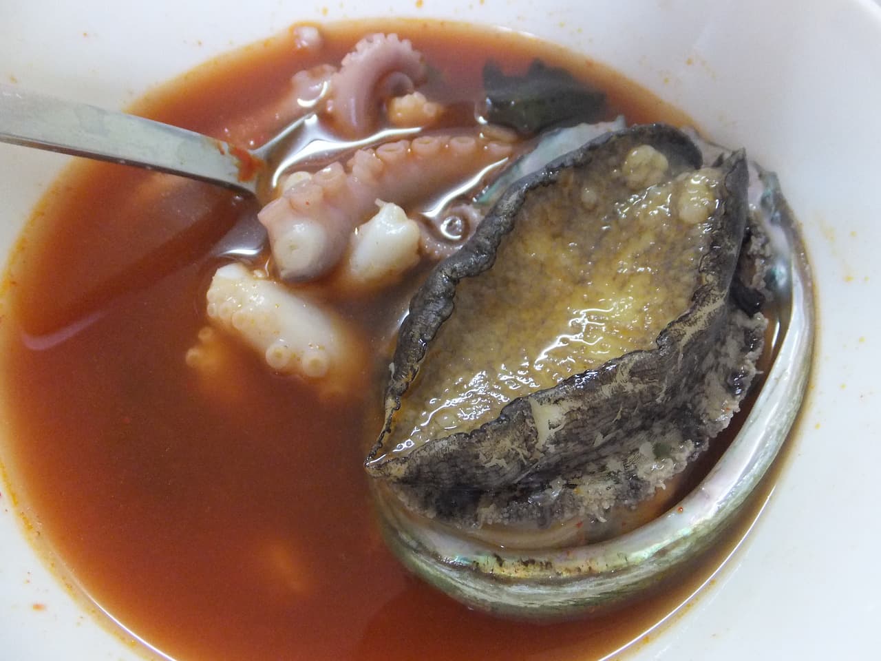 낙지와 전복이 들어있는 해물탕