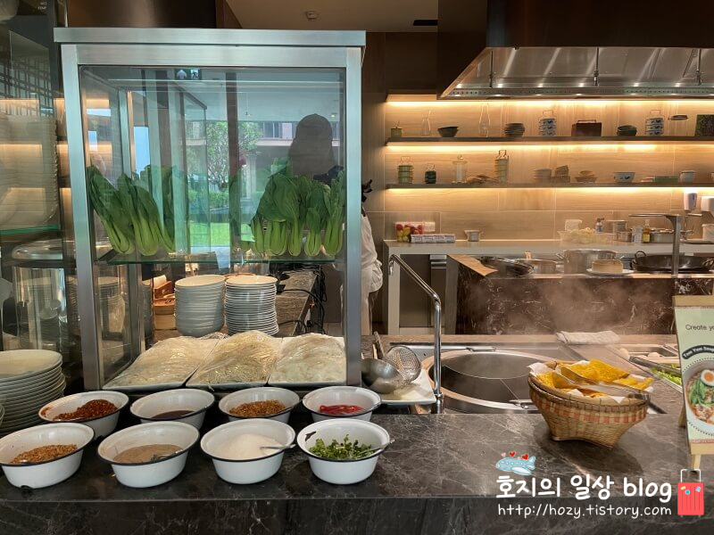 방콕 코트야드 메리어트 에어포트 조식당_쌀국수