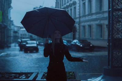 우산을 들고 있는 여성