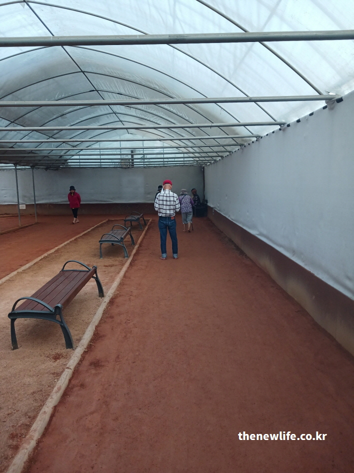 겨울철 맨발 걷기 장소로 운영되는 구리 장자호수공원의 넓은 실내 황톳(토)길 모습