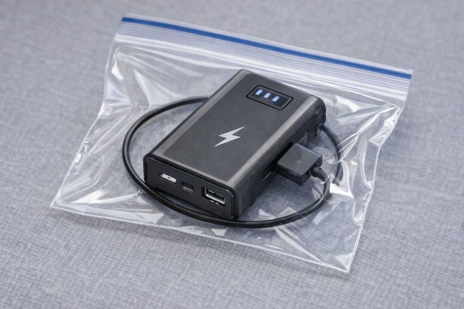 지퍼팩 속 보조배터리