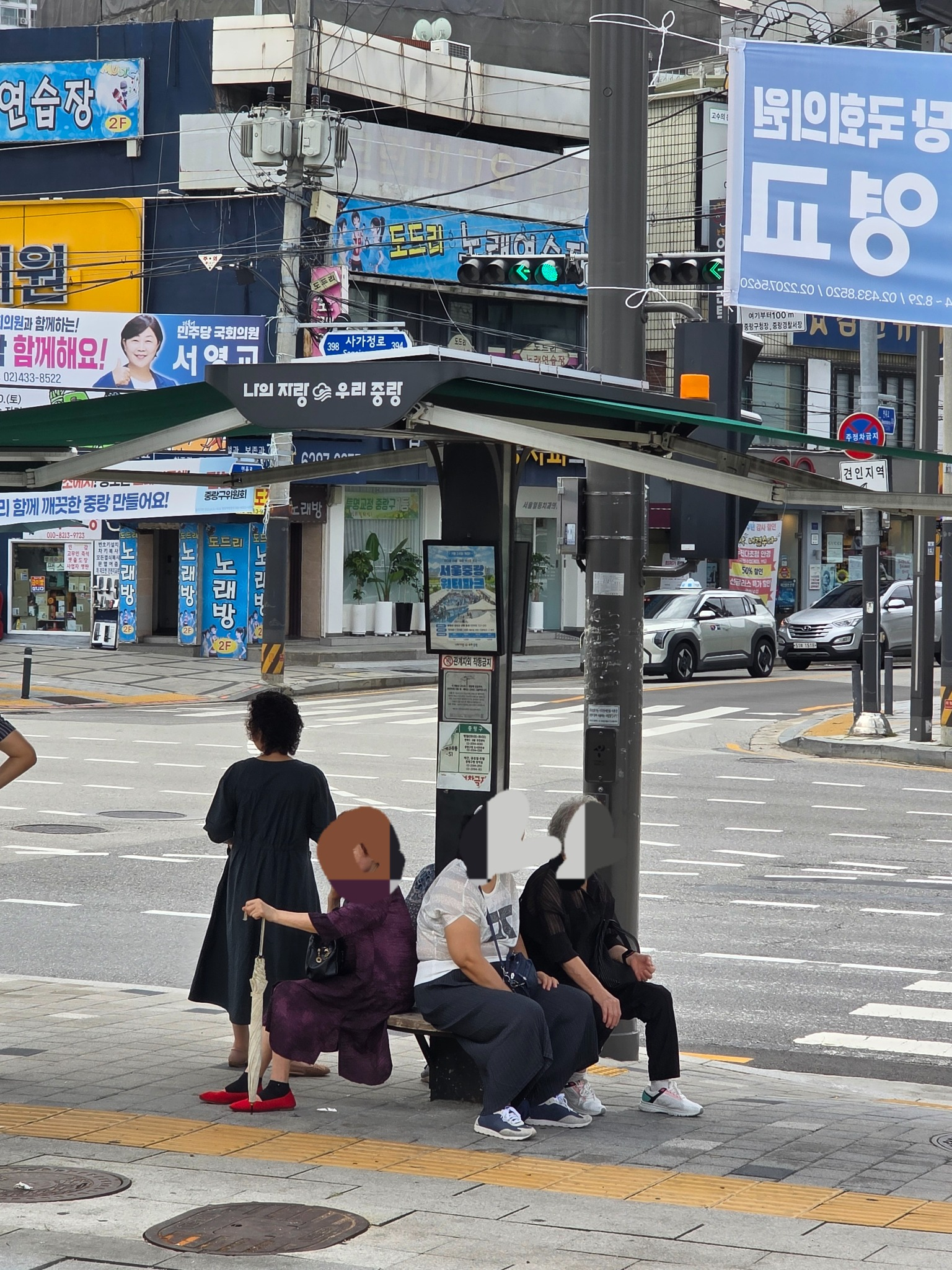 횡단보도 벤치, 도심 그늘막, 여름 폭염 쉼터, 서울 산책 명소, 
시민 편의시설, 동대문구 시설물, 사가정역 주변, 장안평역 산책, 도시 디자인 사례, 무더위 쉼터