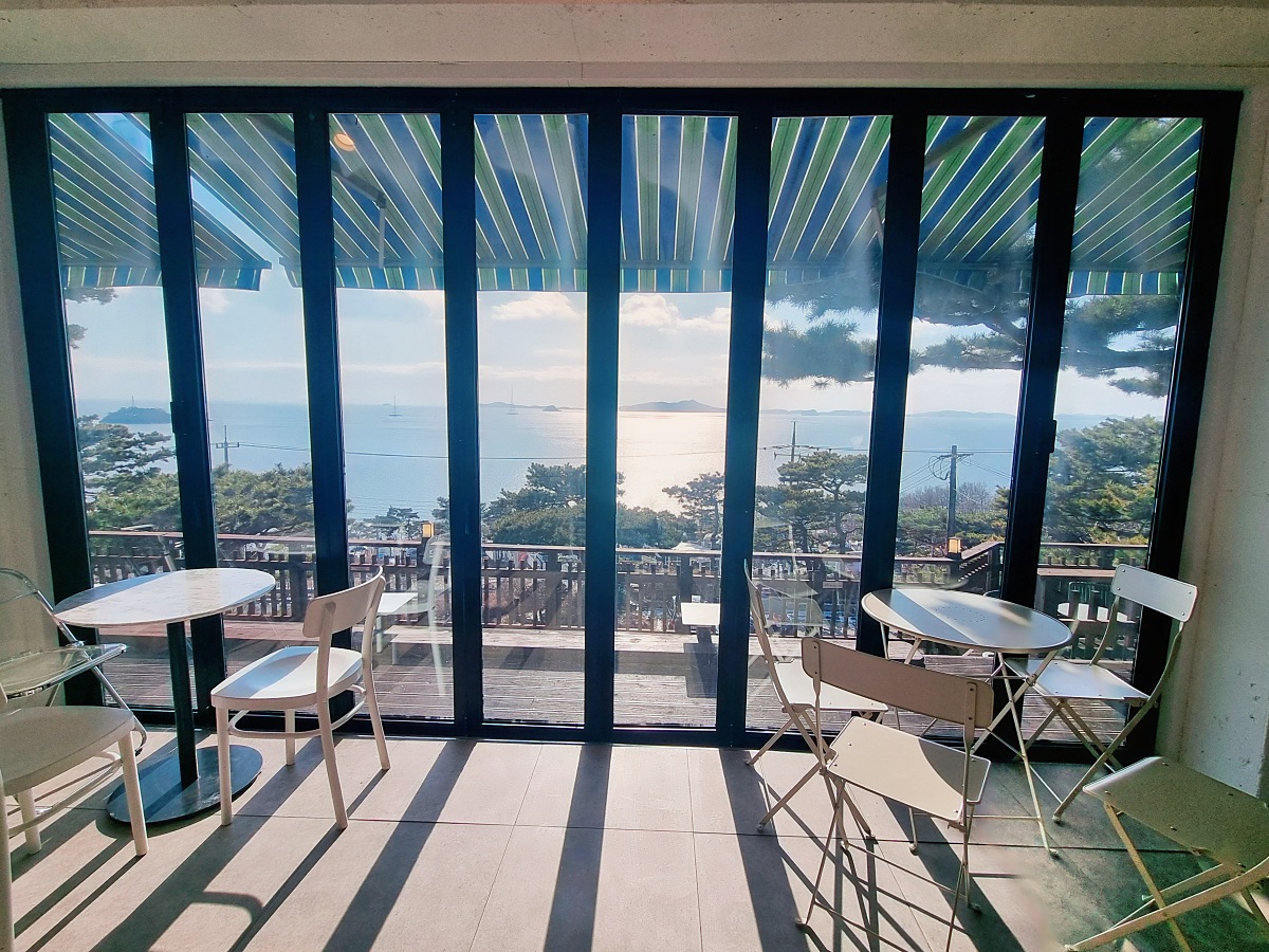 강화도 너머 석모도 노을이 예쁜 탁 트인 오션뷰 카페 &amp;#39;순간의순간&amp;#39;: 비건&amp;#44; 노밀가루 디저트&amp;#44; 무료 쿠폰