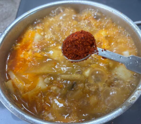 찌개에 고춧가루 넣는 사진