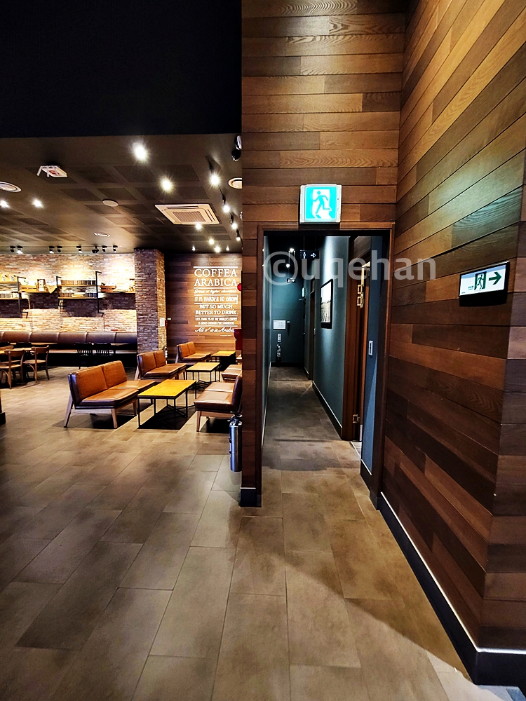 스타벅스 동두천 DT의 화장실로 가는 통로사진이다.