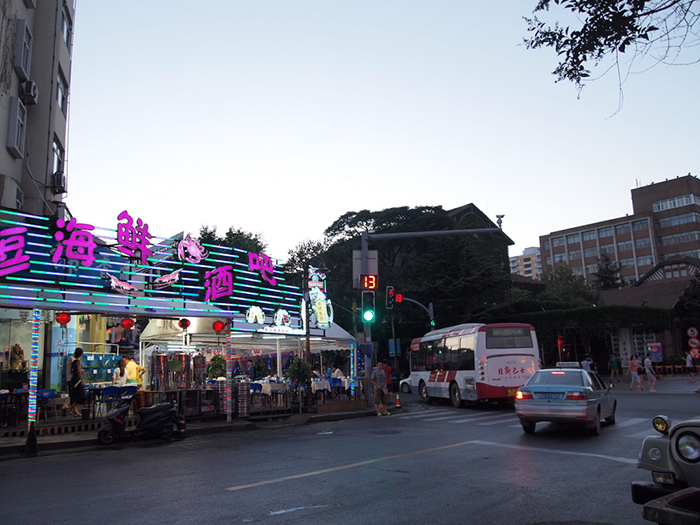 칭따오 맥주박물관 앞의 음식점들