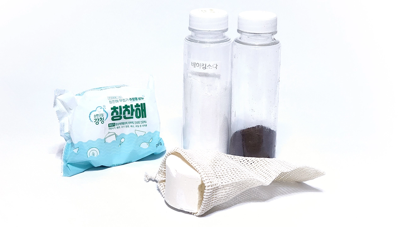 설거지비누와-베이킹소다와-커피가루가-함께있다