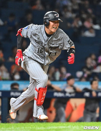 하주석-선수가-달리는-사진입니다.