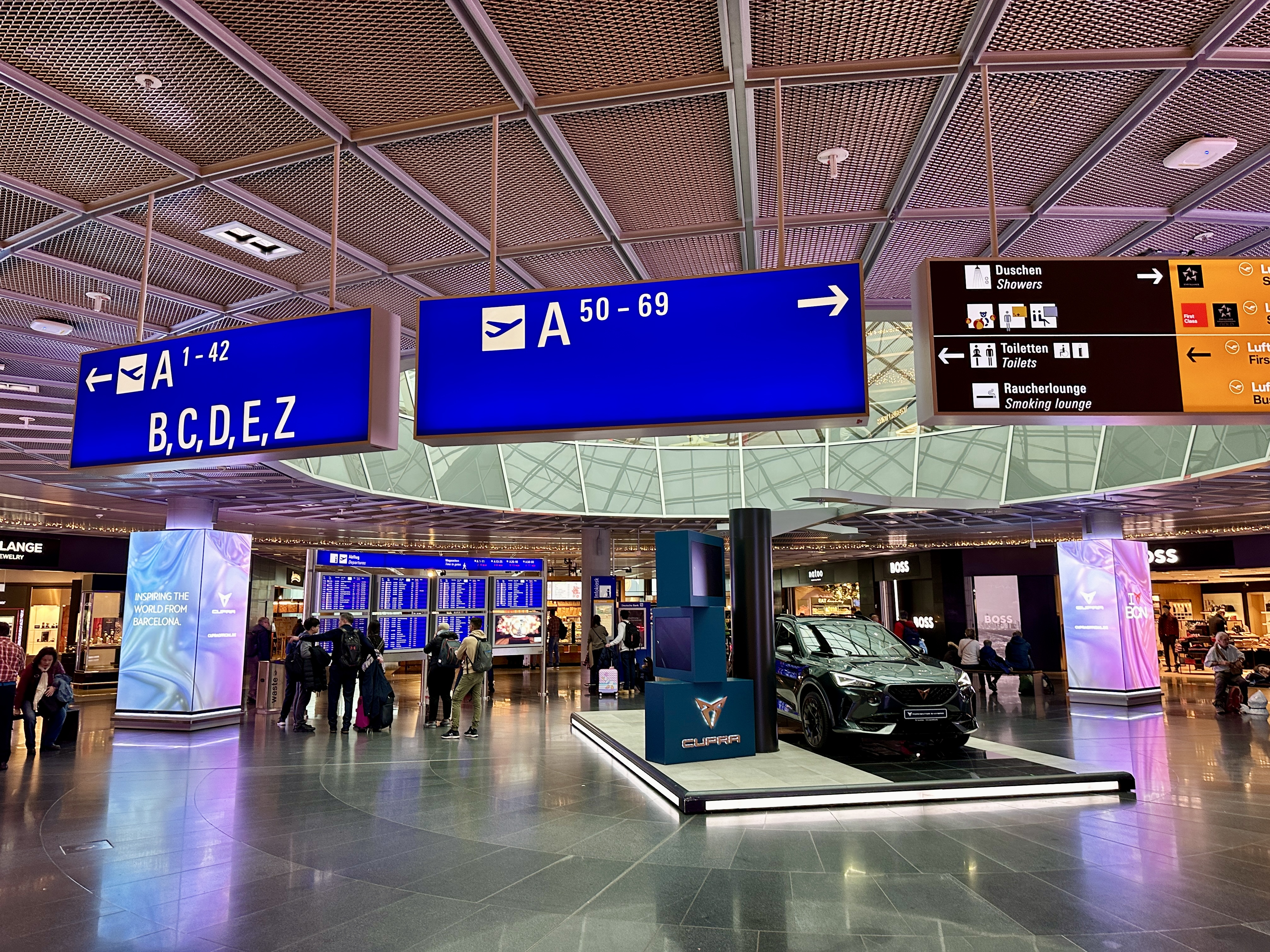 프랑크푸르트 공항 면세점 차량전시