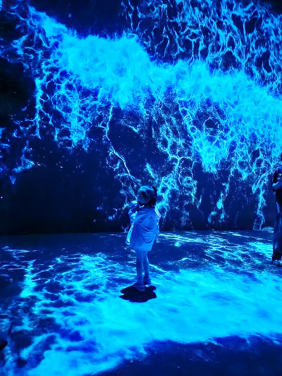 강릉-아르떼뮤지엄-파도-배경