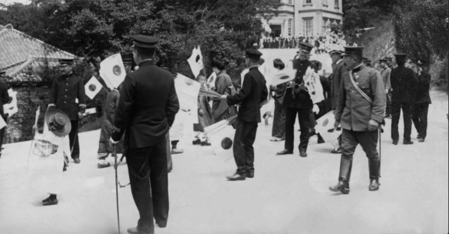 길거리에 일본 순사들과 한국 국민들