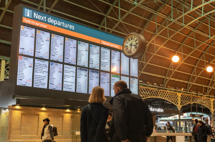 서울 시내버스 파업 대비 비상수송대책 중 실시간 교통정보 확인과 관련된 열차시간 전광판 사진