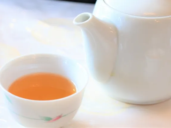 결명자차 마시는 모습