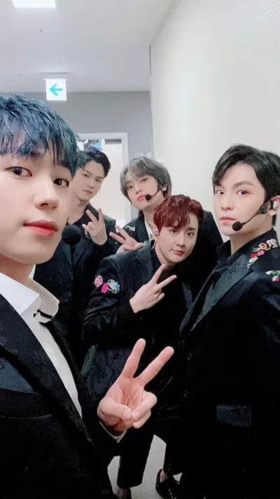 틴탑-단체-셀카