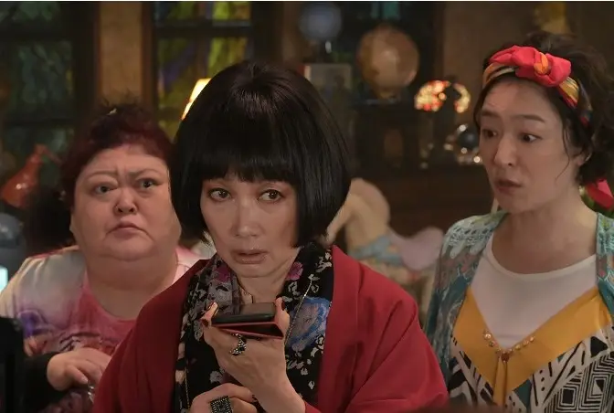 무스비-가정부-소개소-사장이-통화를-하고있다