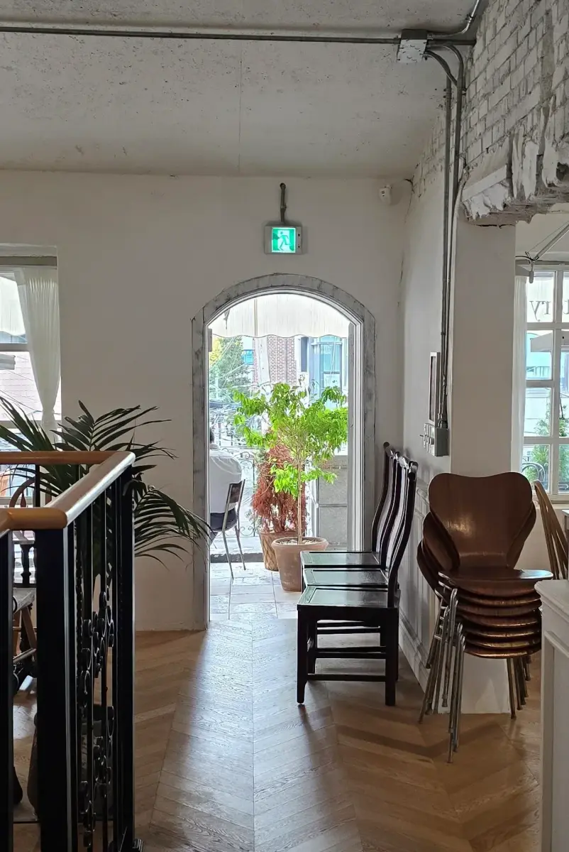 테라스로 향하는 아치형 출입구