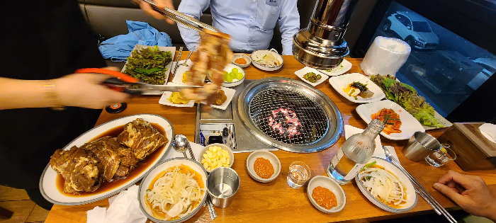 돼지양념갈비 오박사 숯불 돼지갈비 성남 맛집 외부 이마트24 내부 밑반찬 은은한 숯향