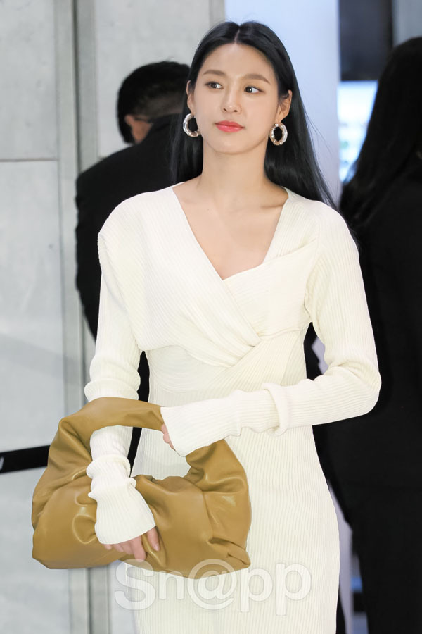설현의 화이트 니트원피스