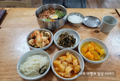 묵탕밥과-밑반찬